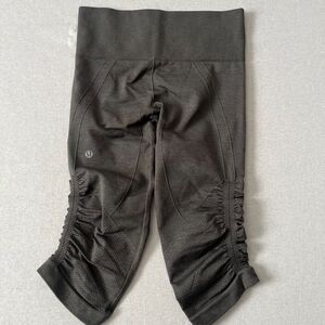 Lululemon In The Flow gray knee length crop leggings size 4
